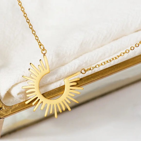 Gold Spiked Sun Ray Necklace - Celestial Pendant - Minimalist Design -‎ Elegant - Picture 1 of 9